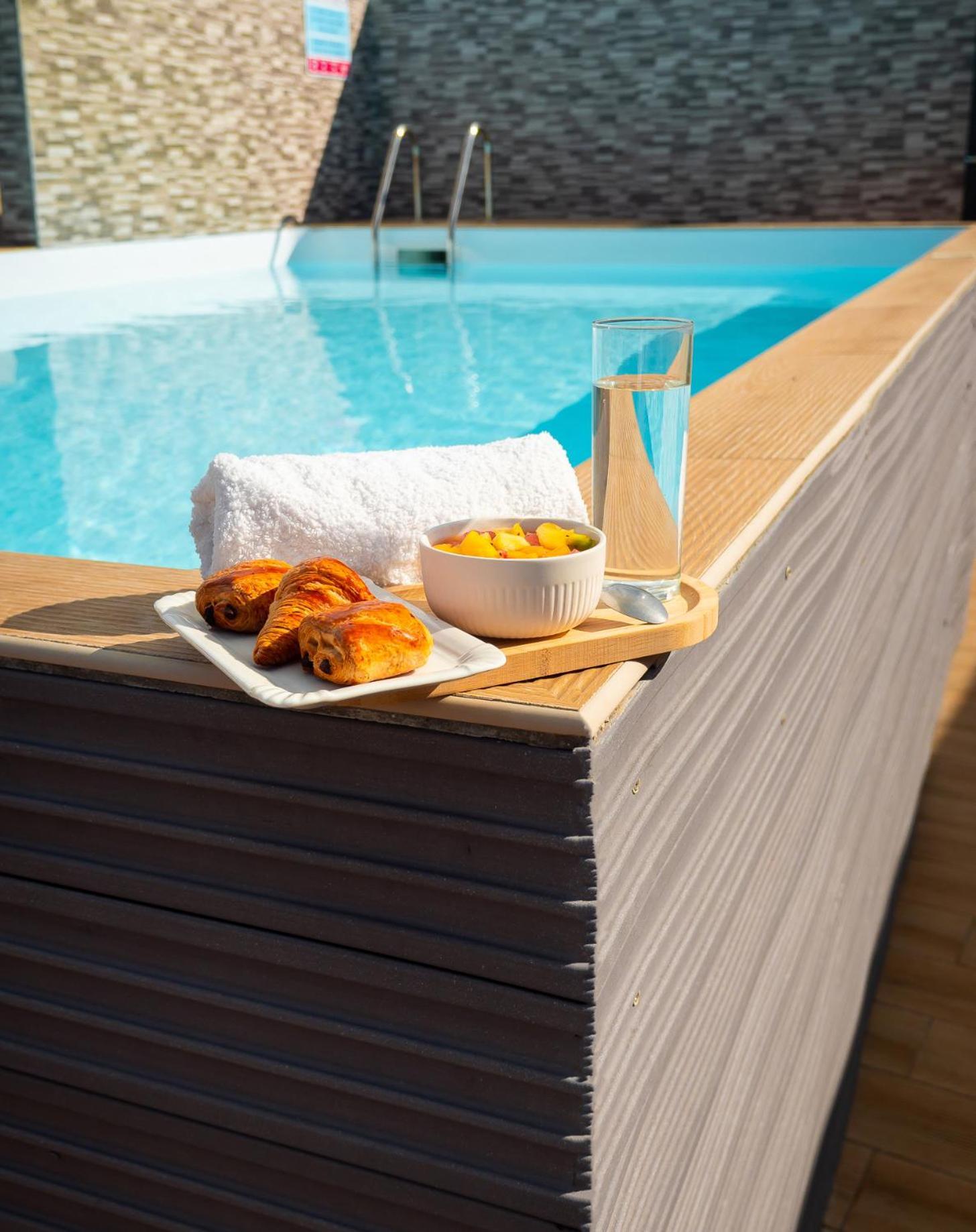 Evasion En Plein Coeur De La Ville T2 Jacuzzis Sauna Et Piscine Au Centre De 포트루이스 외부 사진